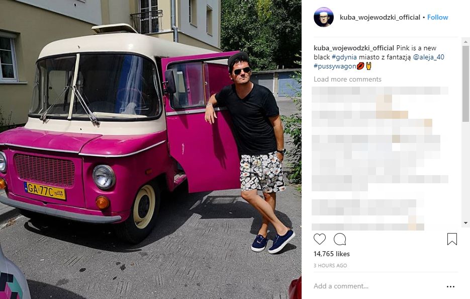 Kuba Wojewódzki zwraca uwagę na klasyki. Na Instagramie pozuje z różową nysą