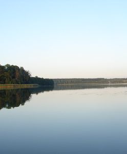Jezioro Gielądzkie. Wędkarz wypadł z łodzi. Trwa akcja poszukiwawcza