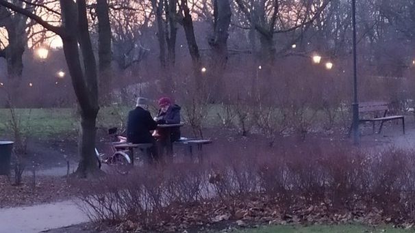 Starsze osoby, które spędzają czas bez smartfonów, zachwyciły internautów