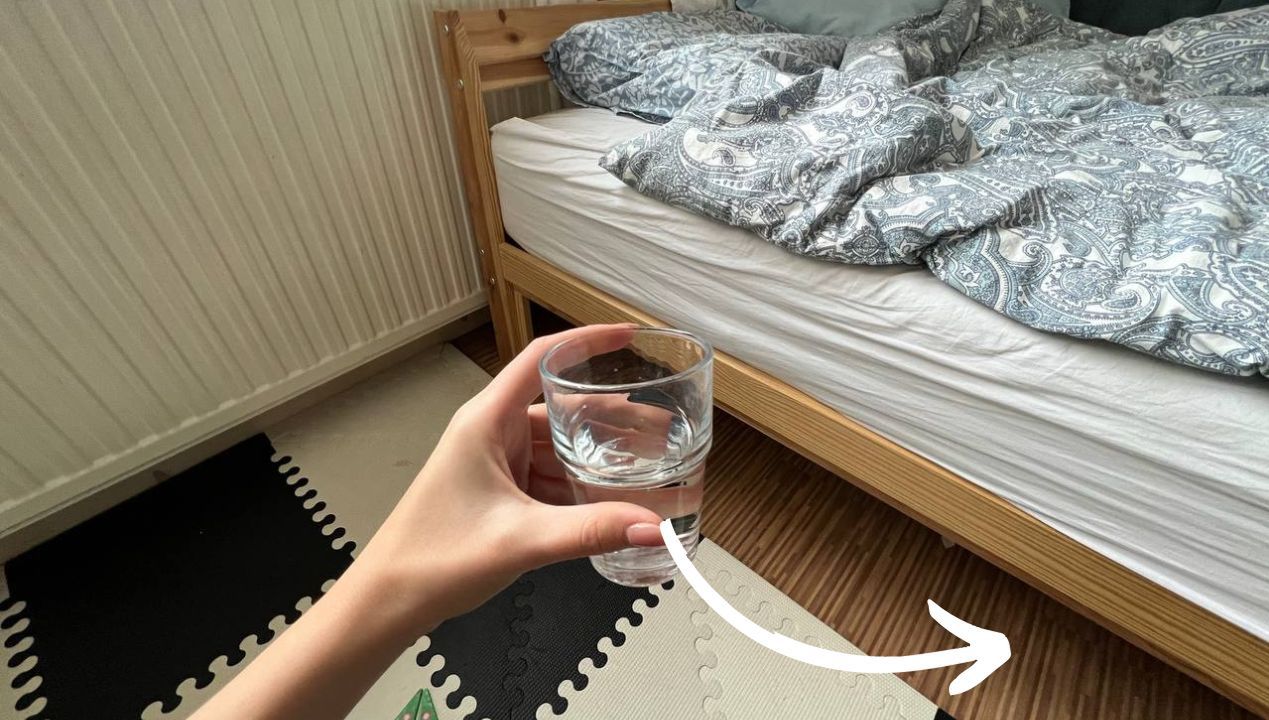 Wieczorem zawsze kładę szklankę wody pod łóżkiem. Rano dokładnie się jej przyglądam