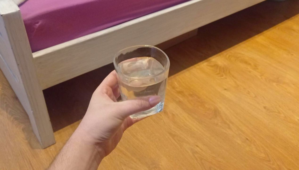 Kładę szklankę wody pod łóżkiem. Nie jest do picia, pomaga mi w inny sposób