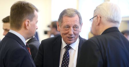 Szyszko podchodzi do Błaszczaka z kopertą. "To jest taka córka leśniczego"