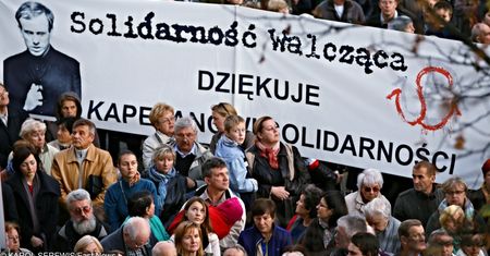 Trzej funkcjonariusze SB oskarżeni ws. ks. Popiełuszki. Podrzucili mu amunicję