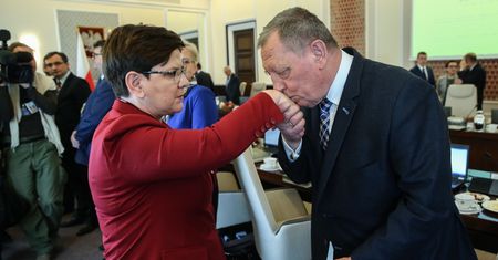 Ministrowie dyskutują o "córce leśnika", a szefowa milczy. Premier wciąż nie zabrała głosu