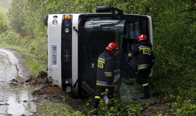 Przewrócił się autokar z przedszkolakami - dwoje w szpitalu