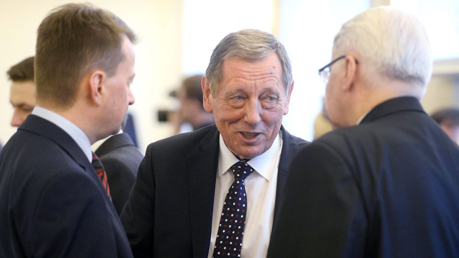 Minister środowiska Jan Szyszko i szef resortu spraw wewnętrznych Mariusz Błaszczak 