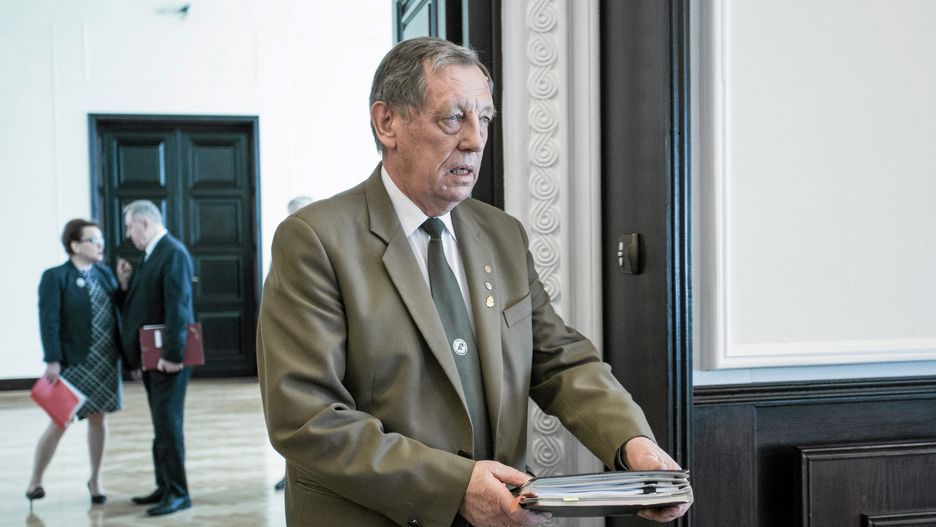 Resort Jana Szyszki najpierw wstrzymał, a później uchylił rozporządzenie.