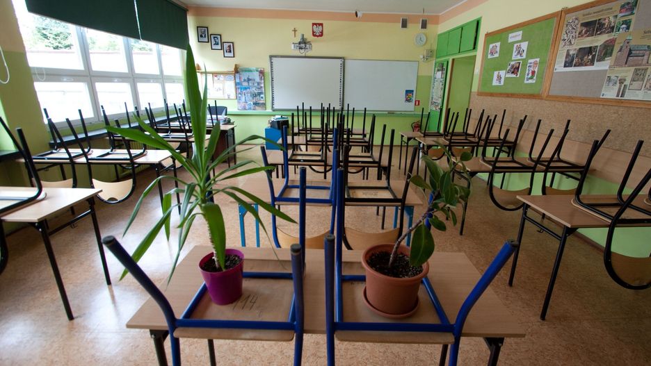 Rozpoczęcie roku szkolnego w Monikiach wisi na włosku. Tylko 11 uczniów, brakuje dyrektora