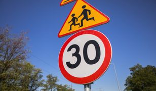 Tarnów. Nastolatek zadzwonił po policję, bo pijana mama atakowała go nożyczkami