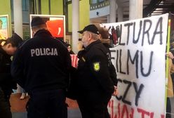 Protest przeciwko Romanowi Polańskiemu w Szkole Filmowej w Łodzi. Interweniowała policja