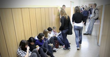 Jan R. uderzył ucznia w twarz. Prokuratura umorzyła postępowanie