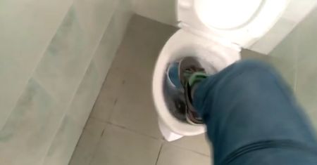 Demolka w szkolnym WC. Gimnazjaliści wrzucili oburzające nagranie do sieci