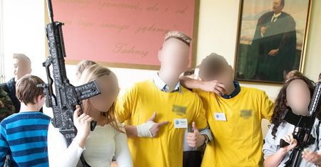 Replika broni zamachowca i flaga konfederatów na dniu otwartym szkoły