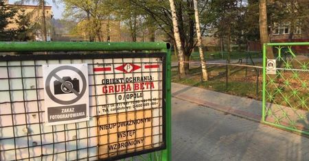 Strajk nauczycieli. W szkole Zalewskiej grożą policją, na płocie "zakaz fotografowania"