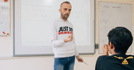 Apel po ukraińsku, w klasach Hindusi. Obok polskich uczniów uczą się imigranci