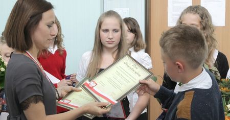 Prezent dla nauczyciela można wręczyć na koniec roku. Przed wystawieniem ocen może być łapówką