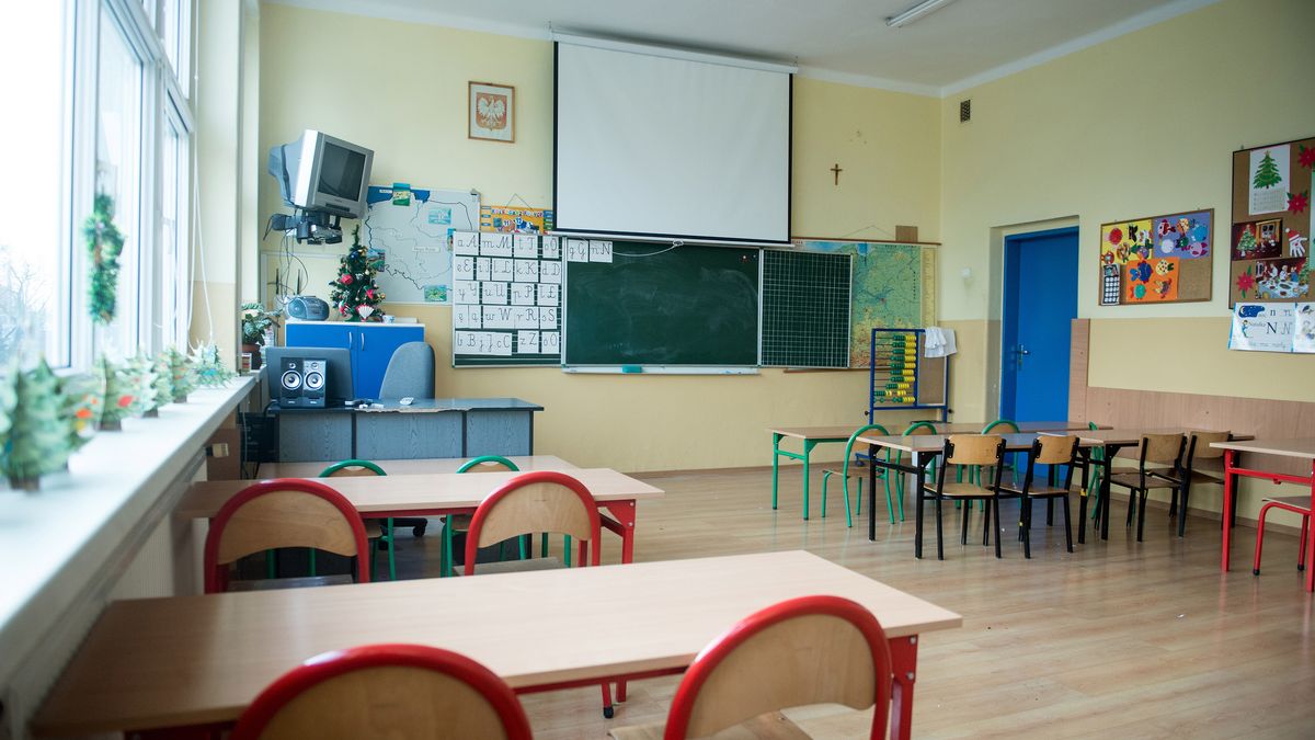 Wiejskie szkoły od lat mają ten sam problem: mało dzieci i mało pieniędzy