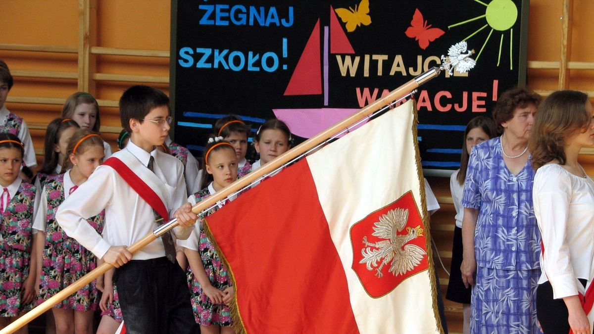 Nauczyciele nie pracują tylko w klasie. W wakacje i ferie szkolą się i przygotowują do nowego roku. 