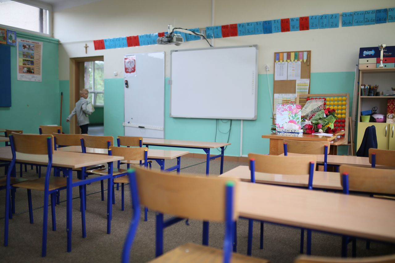 Koronawirus doprowadził do zamknięcia szkół. Co mają zrobić pracujący rodzice?