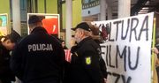 Protest przeciwko Romanowi Polańskiemu w Szkole Filmowej w Łodzi. Interweniowała policja