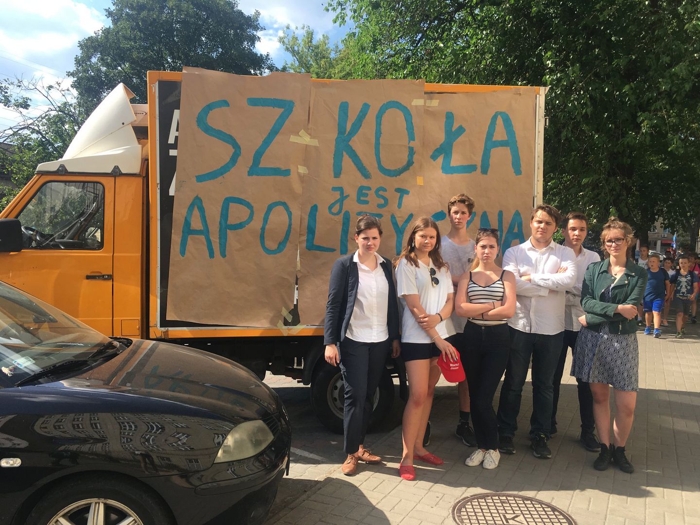 Uczniowie warszawskiego liceum zasłonili kontrowersyjną grafikę