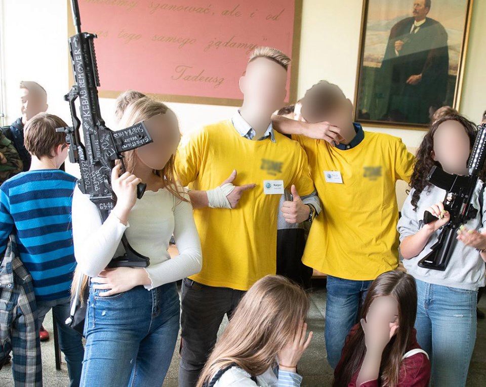 Tarnów. Podczas dni otwartych szkoły uczniowie pozowali m.in. z repliką broni zamachowca z Nowej Zelandii