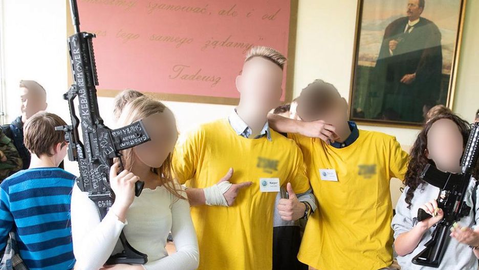 Tarnów. Podczas dni otwartych szkoły uczniowie pozowali m.in. z repliką broni zamachowca z Nowej Zelandii