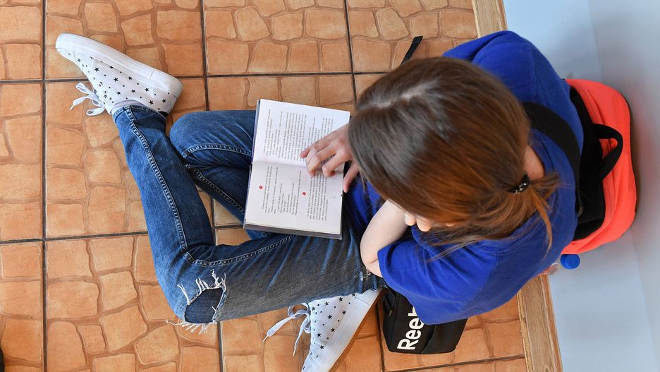 Uczniowie spędzają na odrabianiu lekcji kilka godzin dziennie