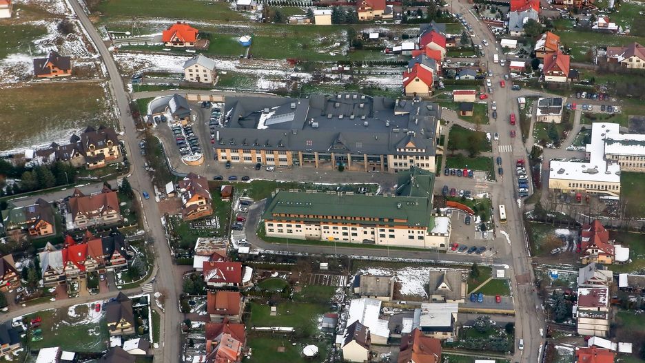 Podhalańska Państwowa Wyższa Szkoła Zawodowa w Nowym Targu widoczna "z lotu ptaka".