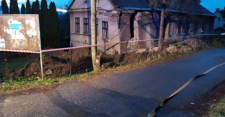 Cieszyn. Zawalił się budynek starego przedszkola, trwa akcja ratunkowa