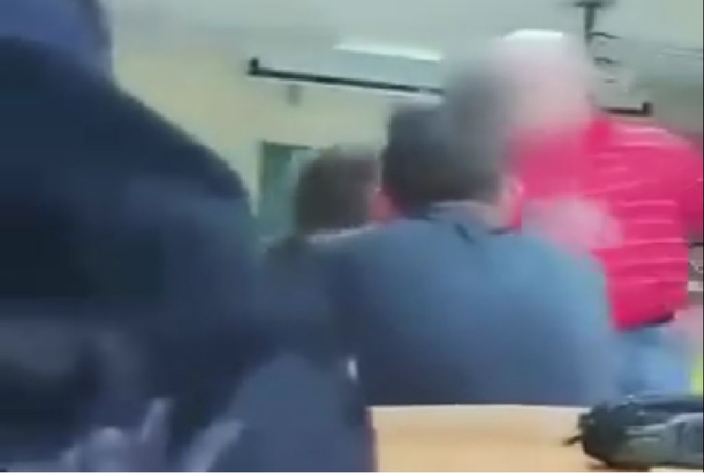 Nauczyciel uderzył ucznia podczas lekcji. Jest nagranie 