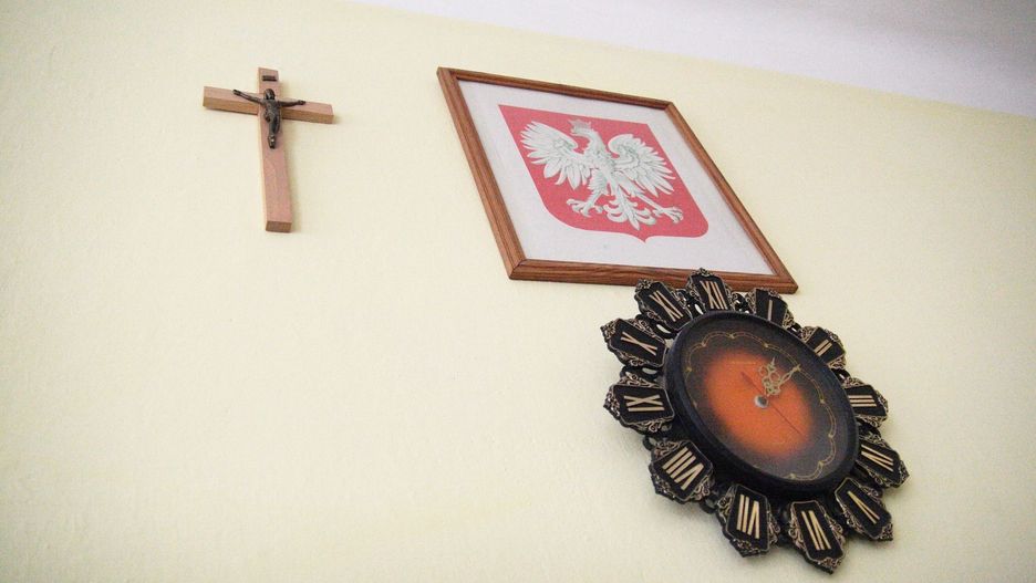 Krzyż, zegar i godło nad tablicą - tak wygląda większość klas w Polsce