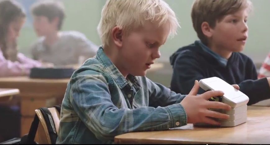 Uczmy nasze dzieci pomagać innym. To wzruszające wideo pokazuje, że wystarczą małe gesty