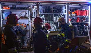 Pruszków. Nocny pożar kamienicy, w środku butle z gazem