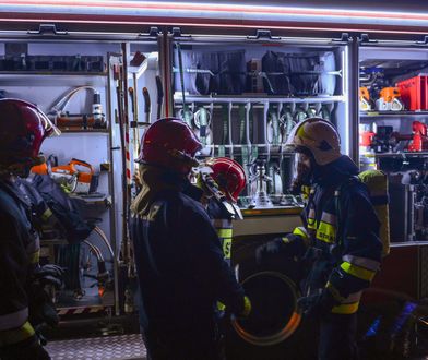 Pruszków. Nocny pożar kamienicy, w środku butle z gazem