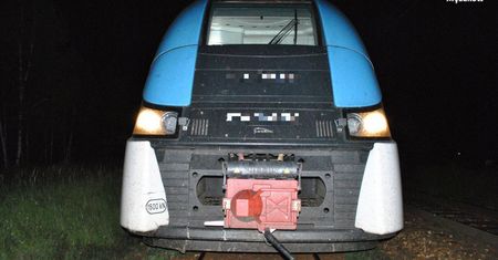 "Żart" nastolatków. Położyli na torach betonowe przeszkody