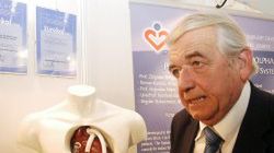 Prof. Zbigniew Religa prezentuje działanie swojego wynalazku "Pneumatycznej komory wspomagania serca"