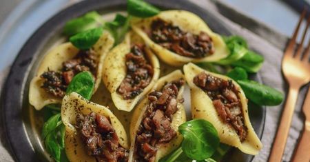Makaronowe muszle z pieczarkami