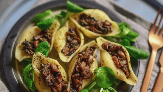 Makaronowe muszle z pieczarkami