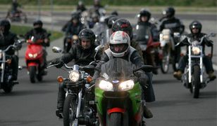 Motocykliści i kierowcy samochodów na jednej drodze