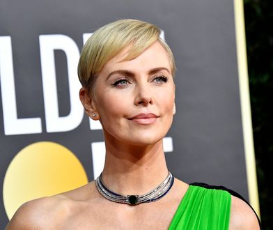 Charlize Theron na Złotych Globach. Gwiazda wybrała odważną stylizację