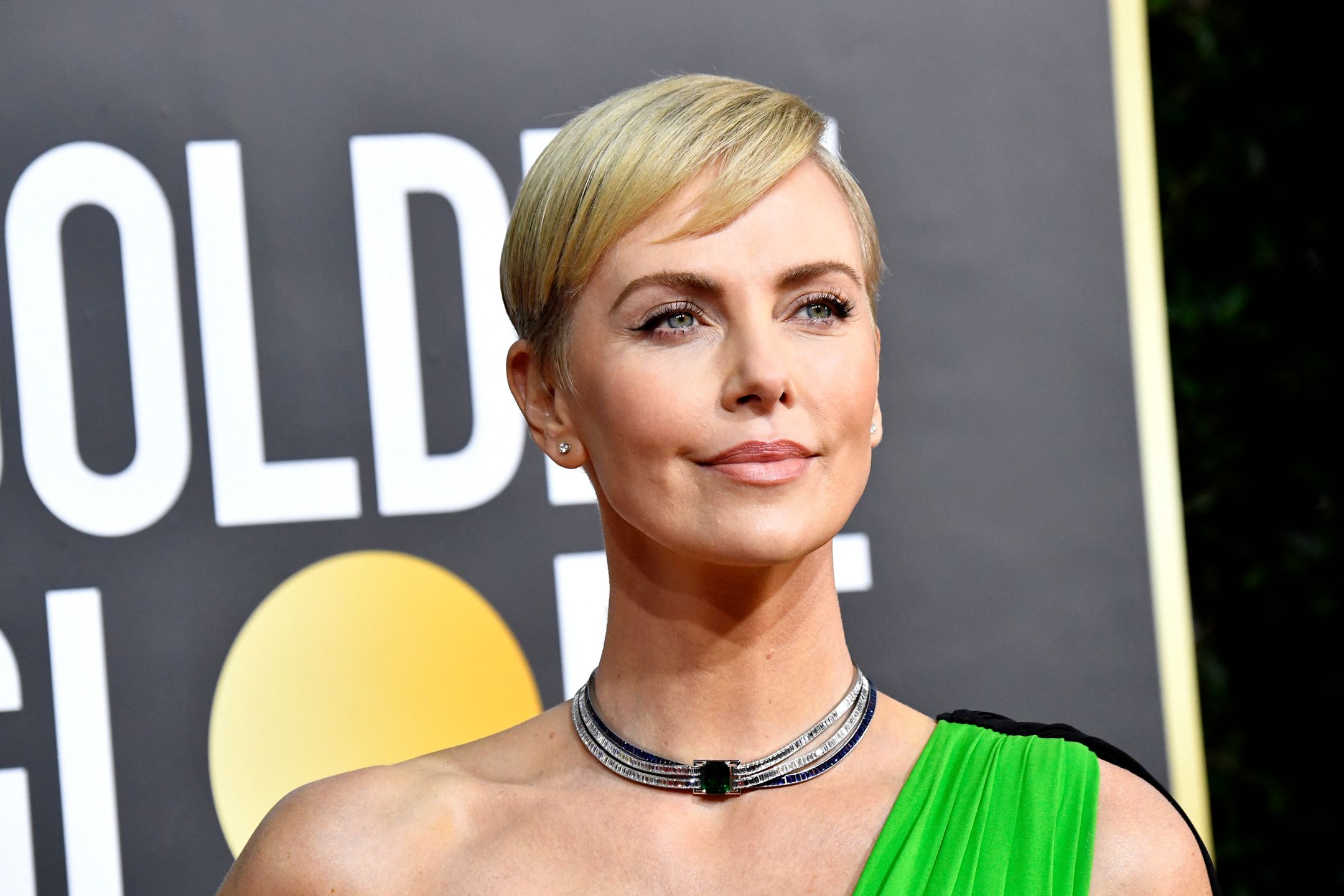 Charlize Theron zaskoczyła suknią na Złotych Globach