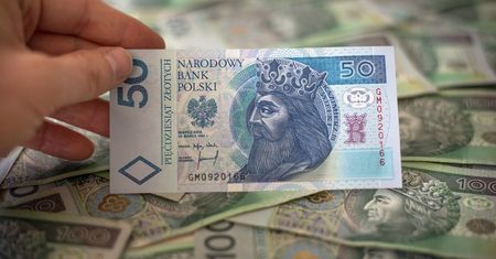 Kursy walut. Złoty pod presją słabych danych