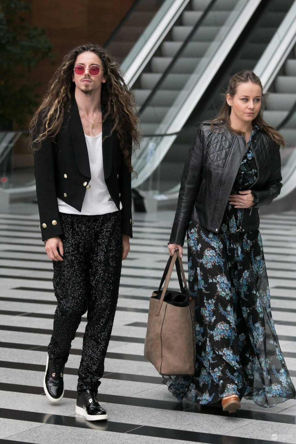 Michał Szpak z siostrą Marleną wychodzą ze studia Pytania na Śniadanie