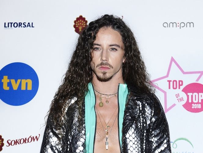 Top of the Top Sopot Festival 2018. Michał Szpak i jego dekolt do pępka. Pokazał stanowczo za dużo