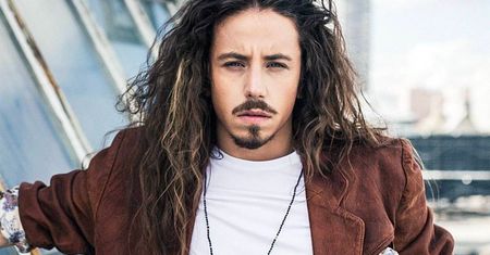 Michał Szpak na głowie miał już wiele, ale takiej fryzury jeszcze nie. A szkoda, bo wygląda świetnie