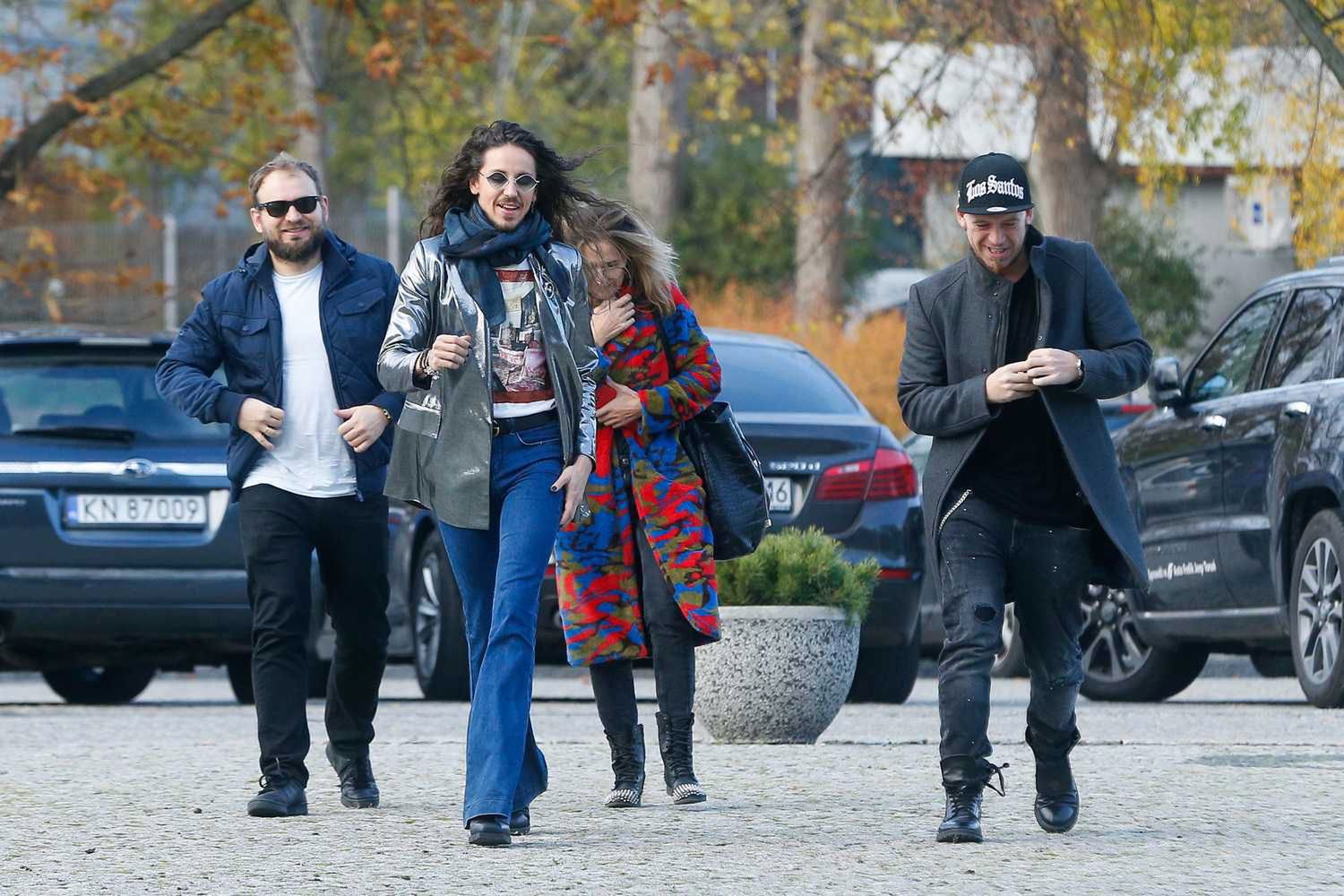 Michał Szpak wychodzi ze studia Pytania na śniadanie