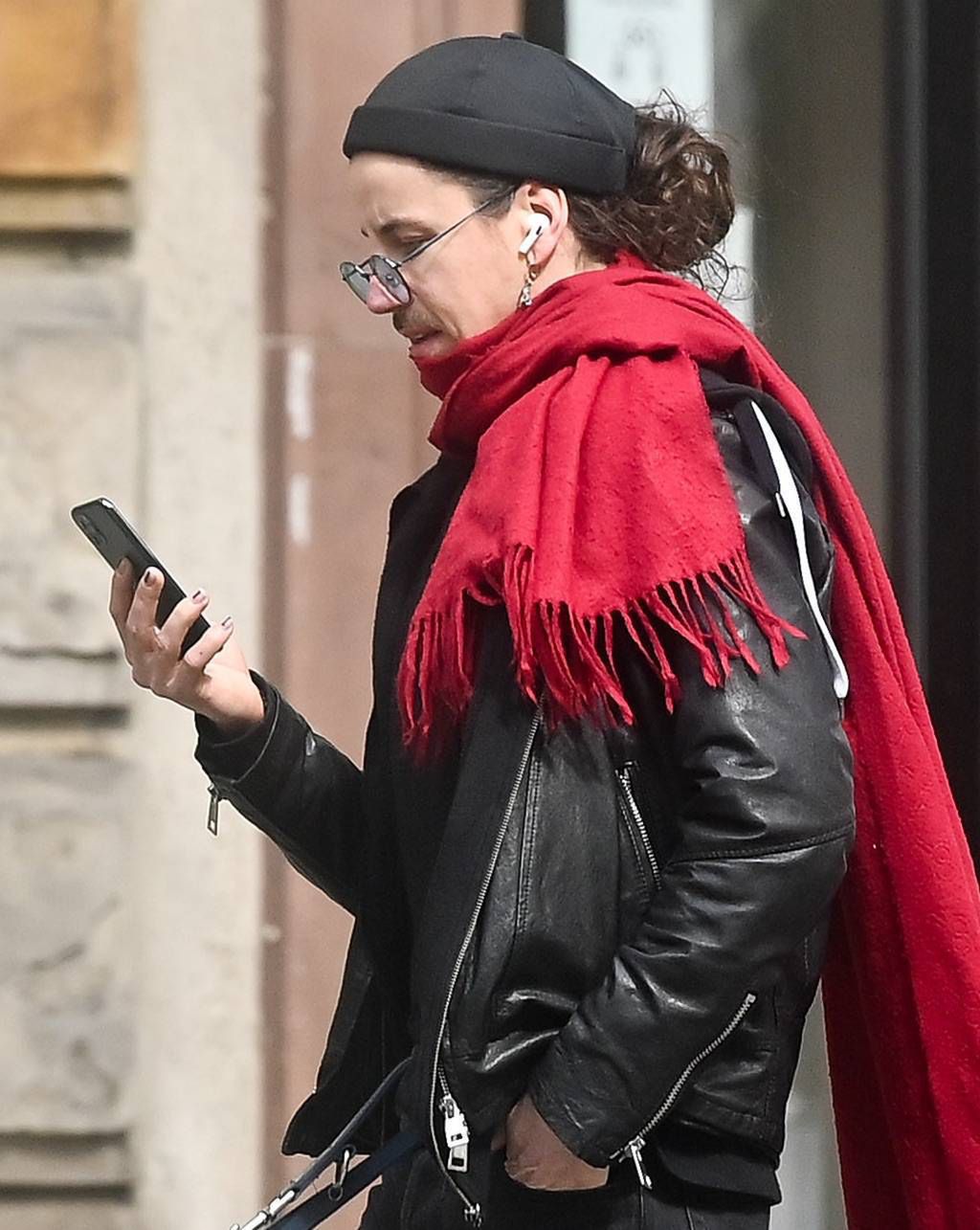 Michał Szpak na spacerze z psem podczas kwarantanny