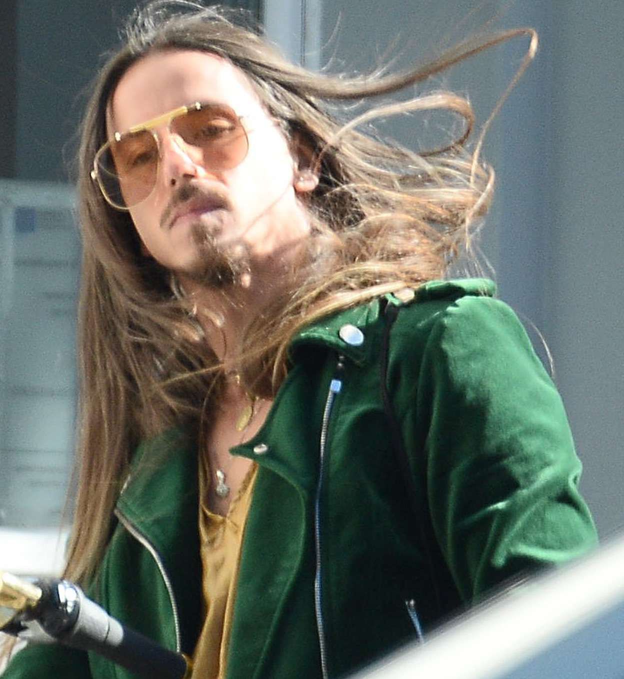 Michał Szpak przyłapany przed restauracją na Powiślu