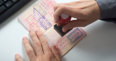 Wyjeżdżasz za granicę? Zobacz, co mogą zabrać ci celnicy